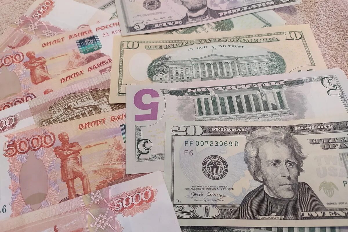 80 в рублях на сегодня. Валюта. Доллар евро рубль. Доллары в рубли. Банкноты евро и доллар.