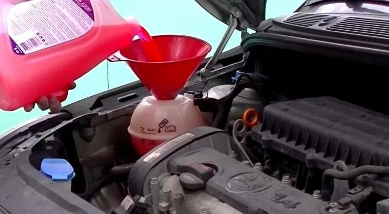 Сколько антифриза в шкоде рапид. Skoda fabia антифриз. антифриз шкода рапид. шкода рапид 2025 охлаждающая жидкость. уровень антифриза шкода фабия 2 комби.