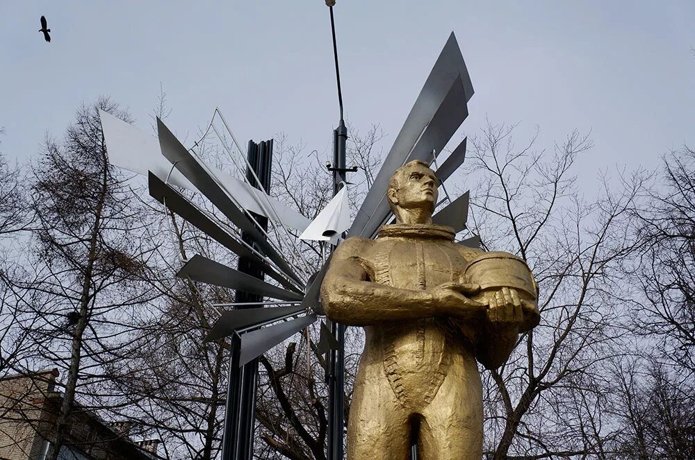 Военный рабочий поселок монино. Монино памятники. Слава военным летчикам Монино. Памятник Слава военным летчикам Монино. Монумент покорителя космоса в Монино.