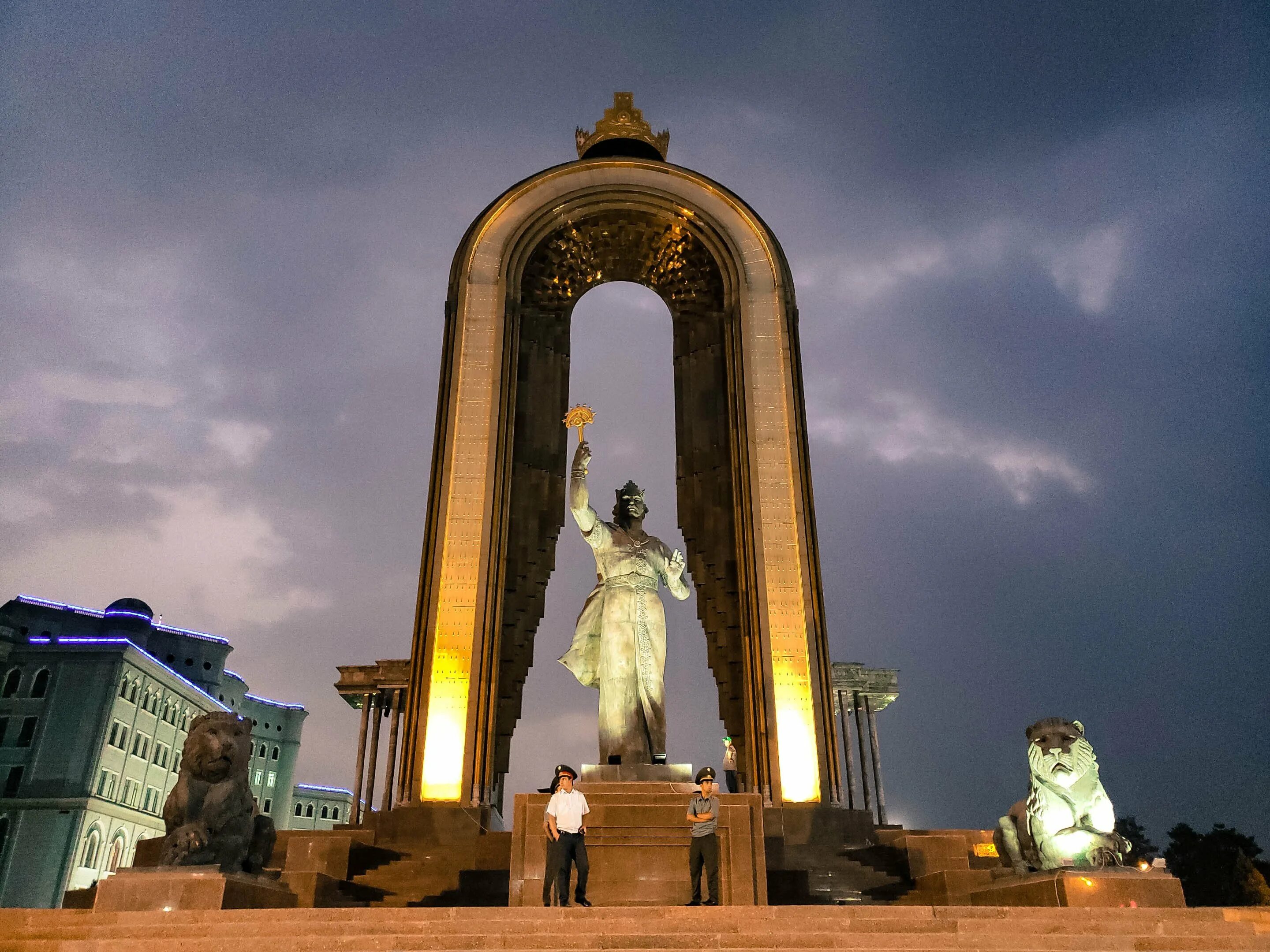 Таджикистан Душанбе Исмоили Сомони. Statue Somoni в Душанбе. Памятник Исмоили Сомони в Душанбе. 1 точикистон