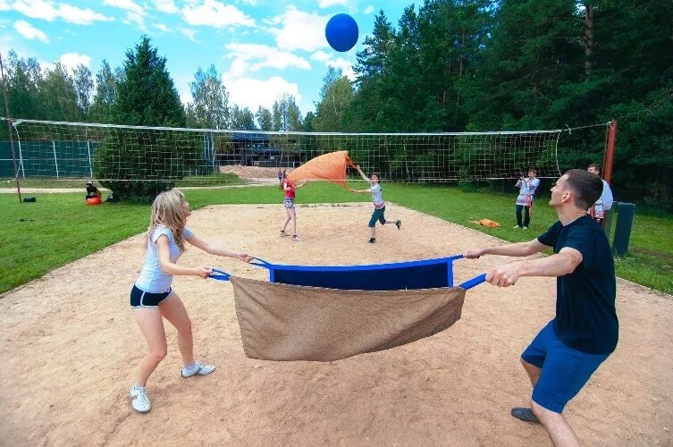 Игра с мячом где самое большое поле. Мячи для игровых. Конкурсы с мячиками. Французская игра петанк. Гигантский волейбол тимбилдинг.