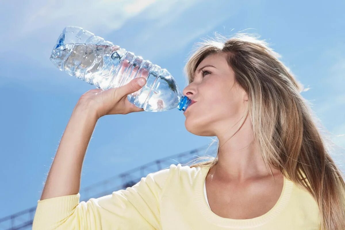 Питье Минеральных вод. Девушка с питьевой водой. Человек пьет воду. Девушка пьет воду.