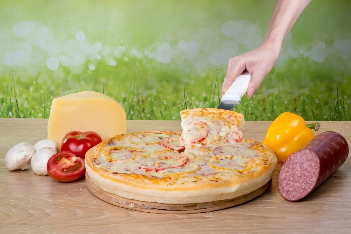 Пицца маки. День пиццы. Пицца с друзьями. Пицца с морепродуктами. Римская пицца.