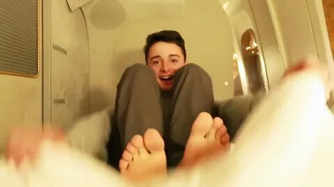 Noah schnapp feet