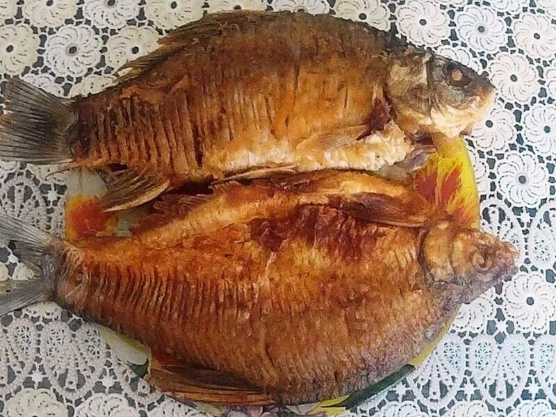 Рыба лещ в духовке. Запечь рыбу лещ в духовке. Лещ жареный на сковороде. Жареный лещ. Лещ запеченный в духовке.