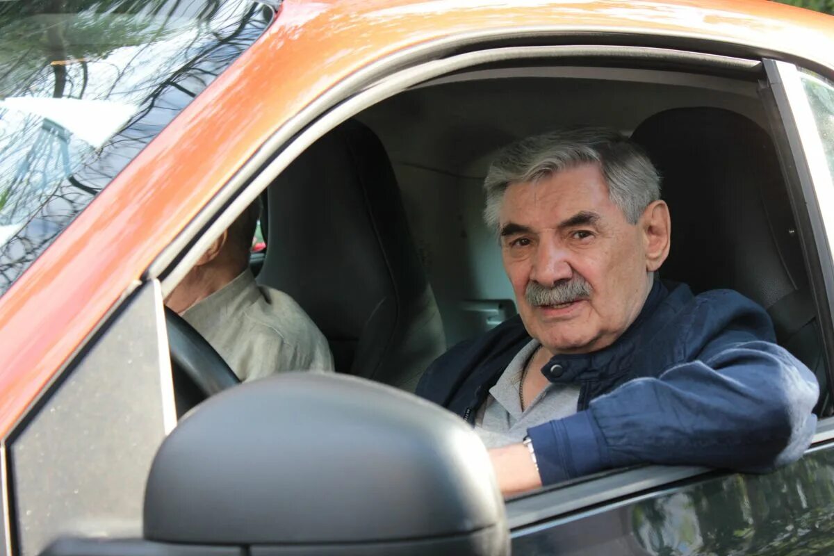 Сколько лет александру панкратову черному