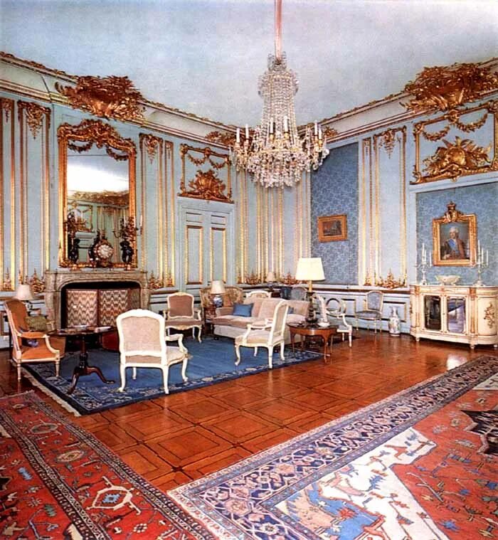 Букингемский дворец в лондоне внутри. Королевский дворец (палаццо реале) в неаполе. Тронный зал короля испании. Букингемский дворец тронный зал 19 век. Букингемский дворец бальный зал.