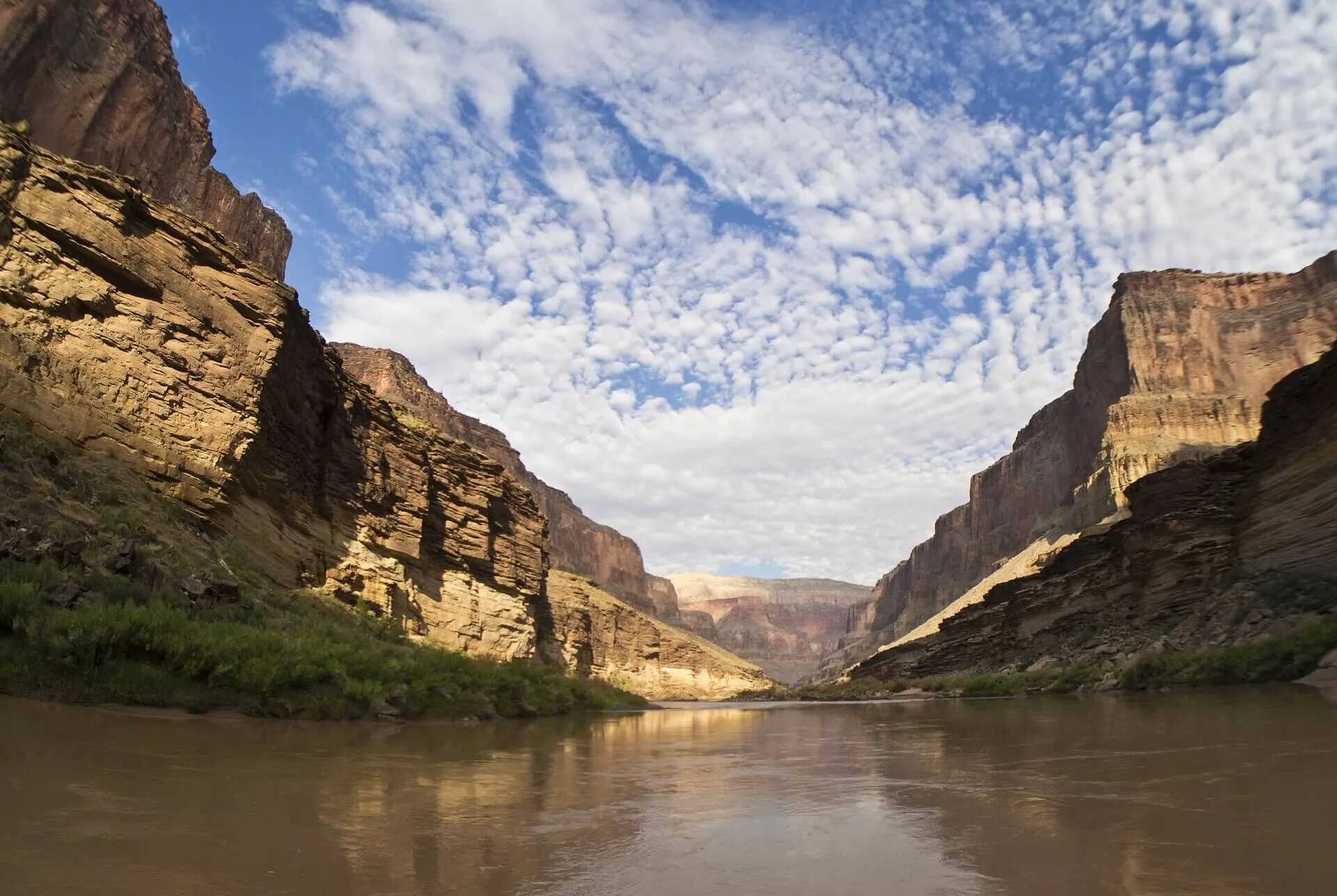 Большой каньон реки колорадо. Каньон реки Колорадо. Гранд каньон и река Колорадо. Река Колорадо Мексика. Ущелье реки Колорадо.