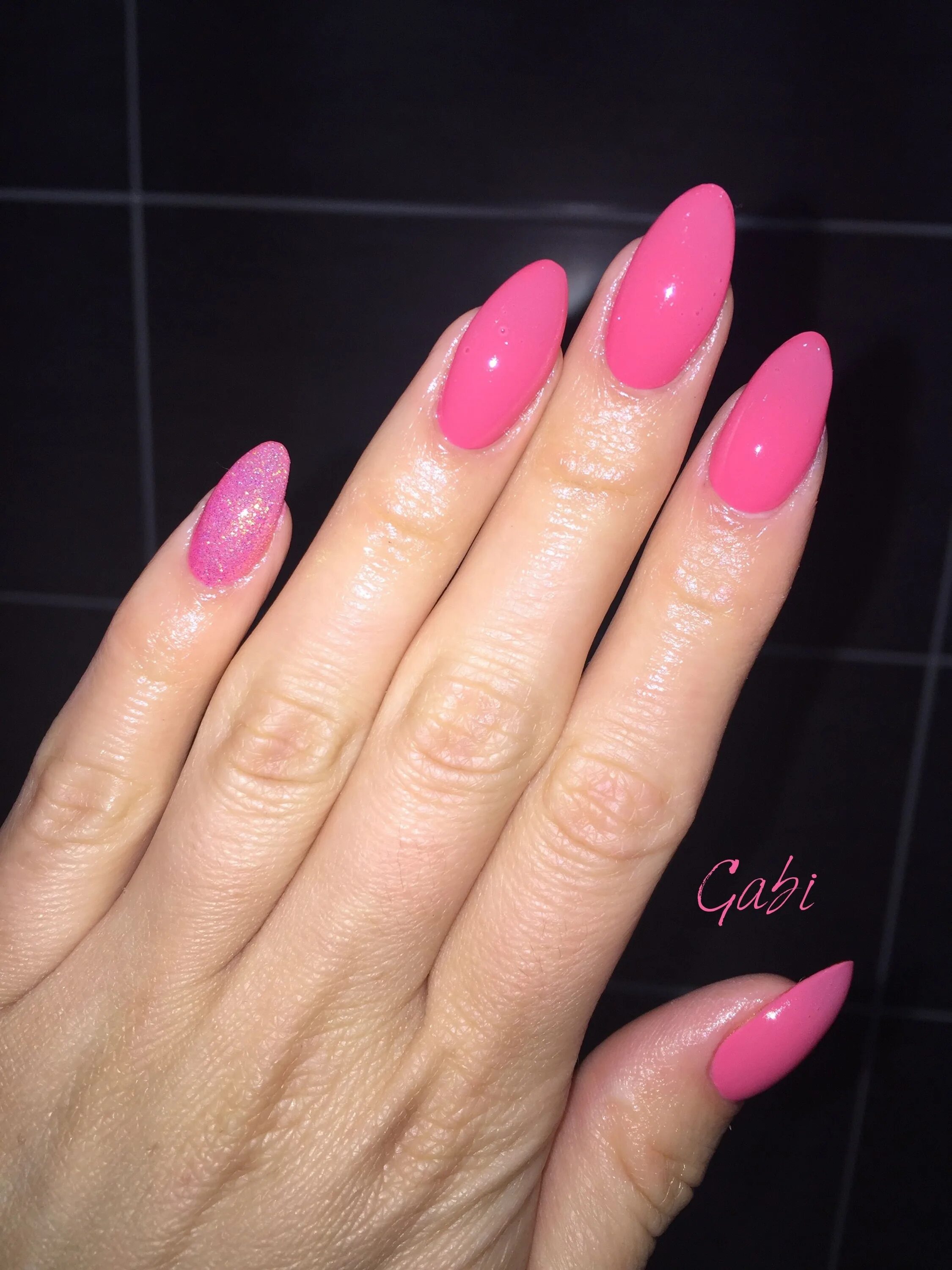 Нежно розовые ногти. Розовый френч на миндалевидных ногтях. Нюдовый маникюр 2023 миндаль. Миндально розовый. Розовые ногти миндаль.