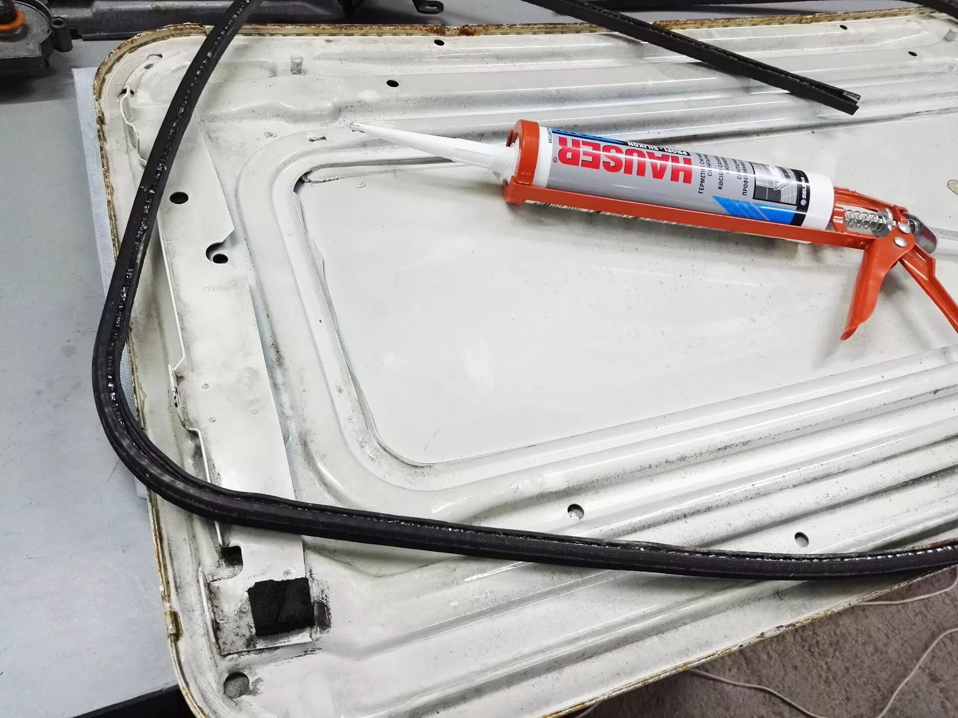Как снять крышку с герметика LOCTITE 573 250ml (anaerobic, green, medium strength metal flange sealant)
