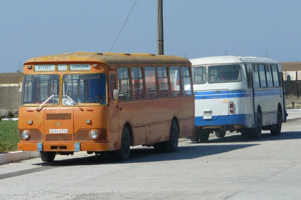 Советские автобусы крыма. ЛАЗ Крым Фотобус. Старые автобусы в Крыму. ЗАЗ автобус СССР. ЗАЗ автобус Севастополь.