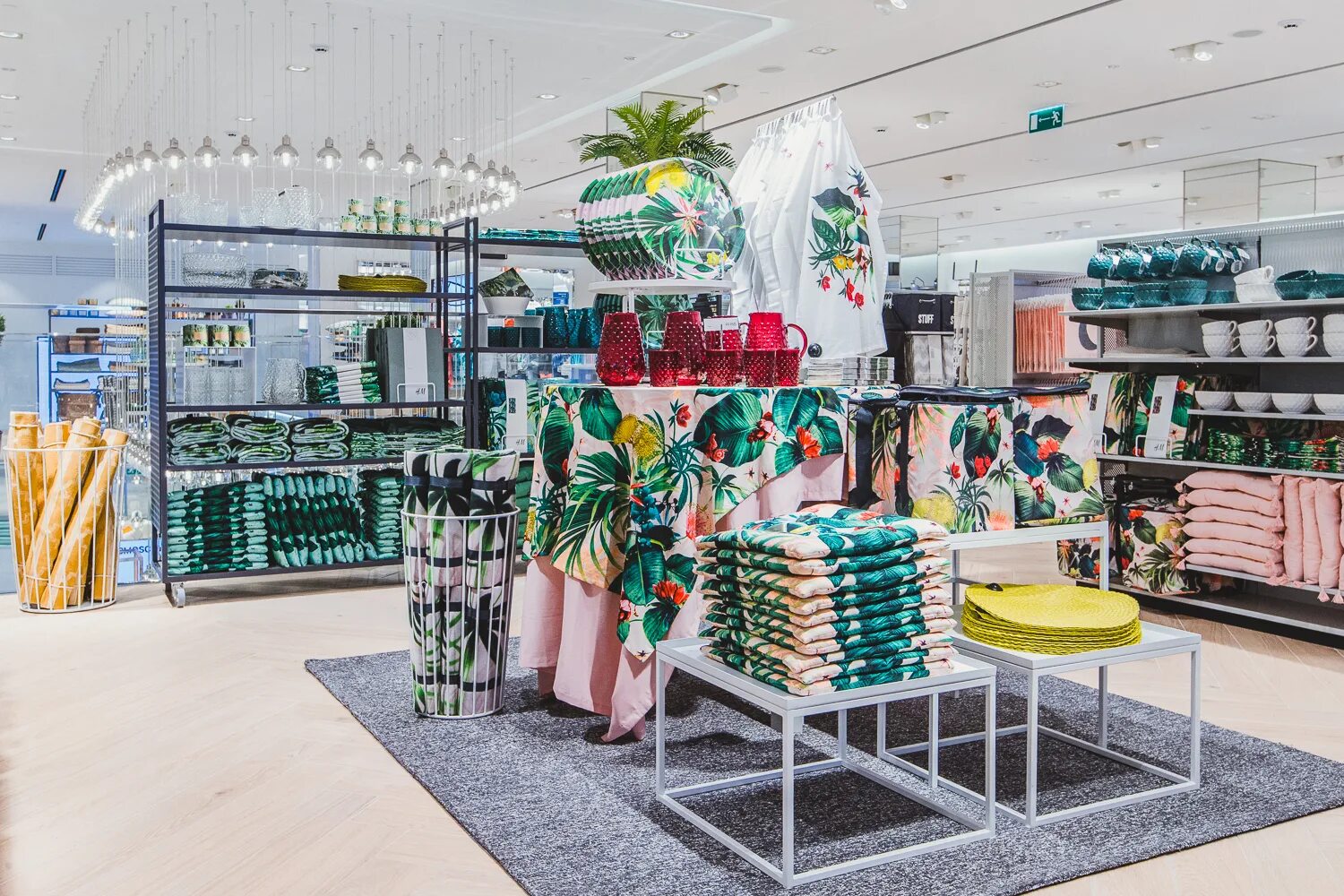 Магазин m store. Эйч энд эм тверская. эйч энд м хоум. hm home тверская. h m магазин.