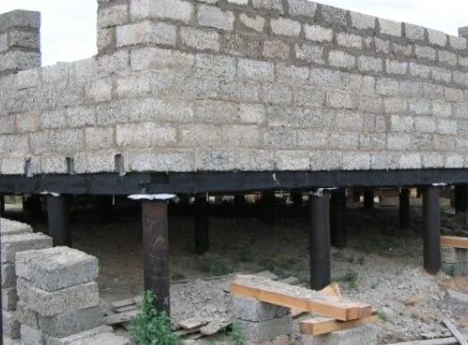 Пеноблоки на винтовые сваи. Дом из пеноблоков на винтовых сваях. Баня на сваях из пеноблоков. Пеноблоки на винтовые сваи. Пеноблоки на винтовые сваи.
