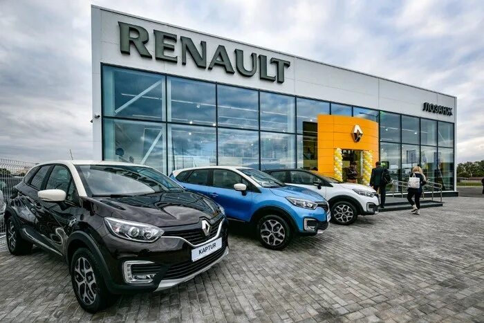 Renault минск. Автосалон Рено. Renault Белоруссия. Renault дилер новый. Рено центр Калининград.