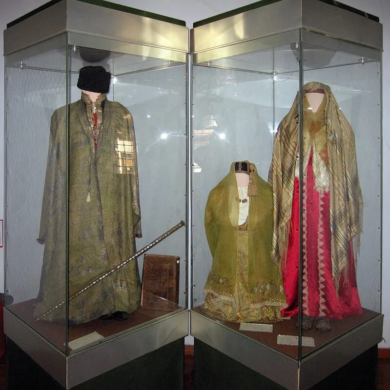 Национальный костюм крымских татаров. Одежда людей из крыма. Национальная одежда в бахчисарае. Крымскотатарский костюм мужской. Ханский наряд.