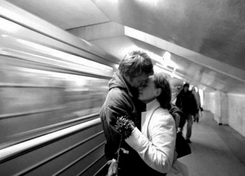 Поцелую на прощанье мы встретимся дома. Независимый текст это. Поцелуй на вокзале. Пара в толпе. Прощальный поцелуй картинки.