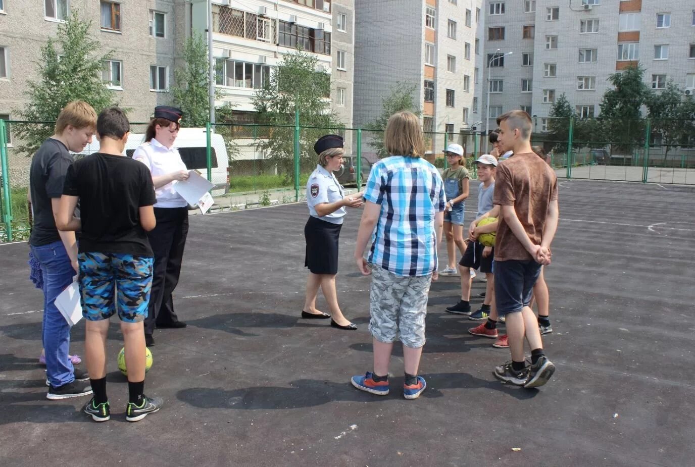 Во дворе гуляют 17 человек. Молодежь во дворе. компания подростков во дворе. дворовая компания подростков. прогулка во дворе.