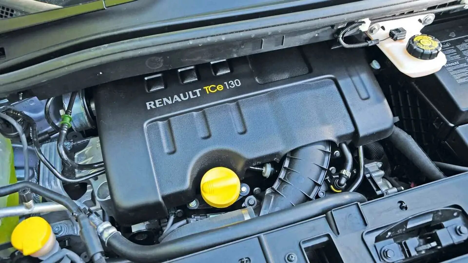 Renault scenic двигатели. Рено Сценик моторный отсек. Рено Сценик 3 моторный отсек. Моторный отсек Рено Сценик 1. Рено Гранд - Сценик, 2008 моторный отсек.