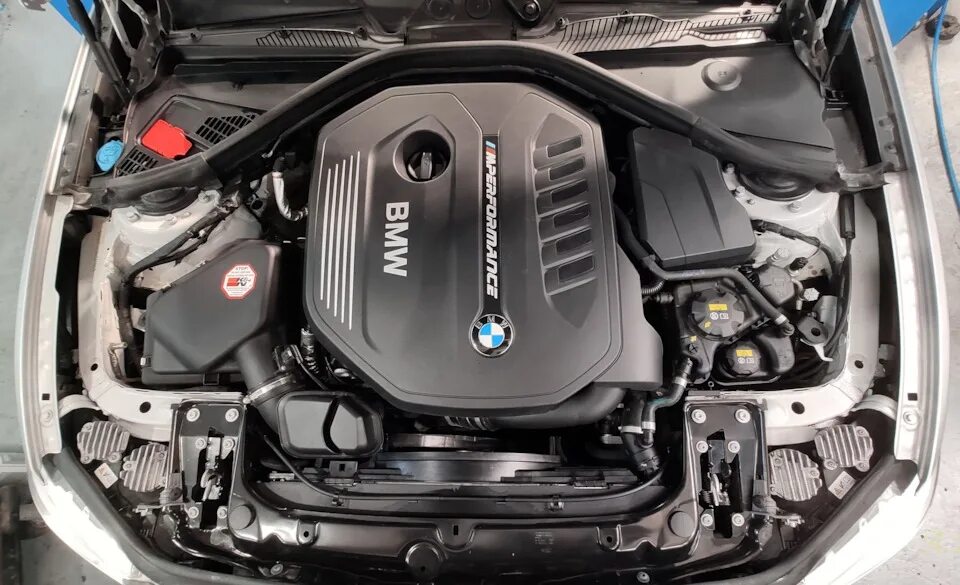 Сколько ходит двигатель бмв. Bmw 650i под капотом. bmw m240i под капотом. бмв 2 2017 под капотом. bmw 523i под капотом.