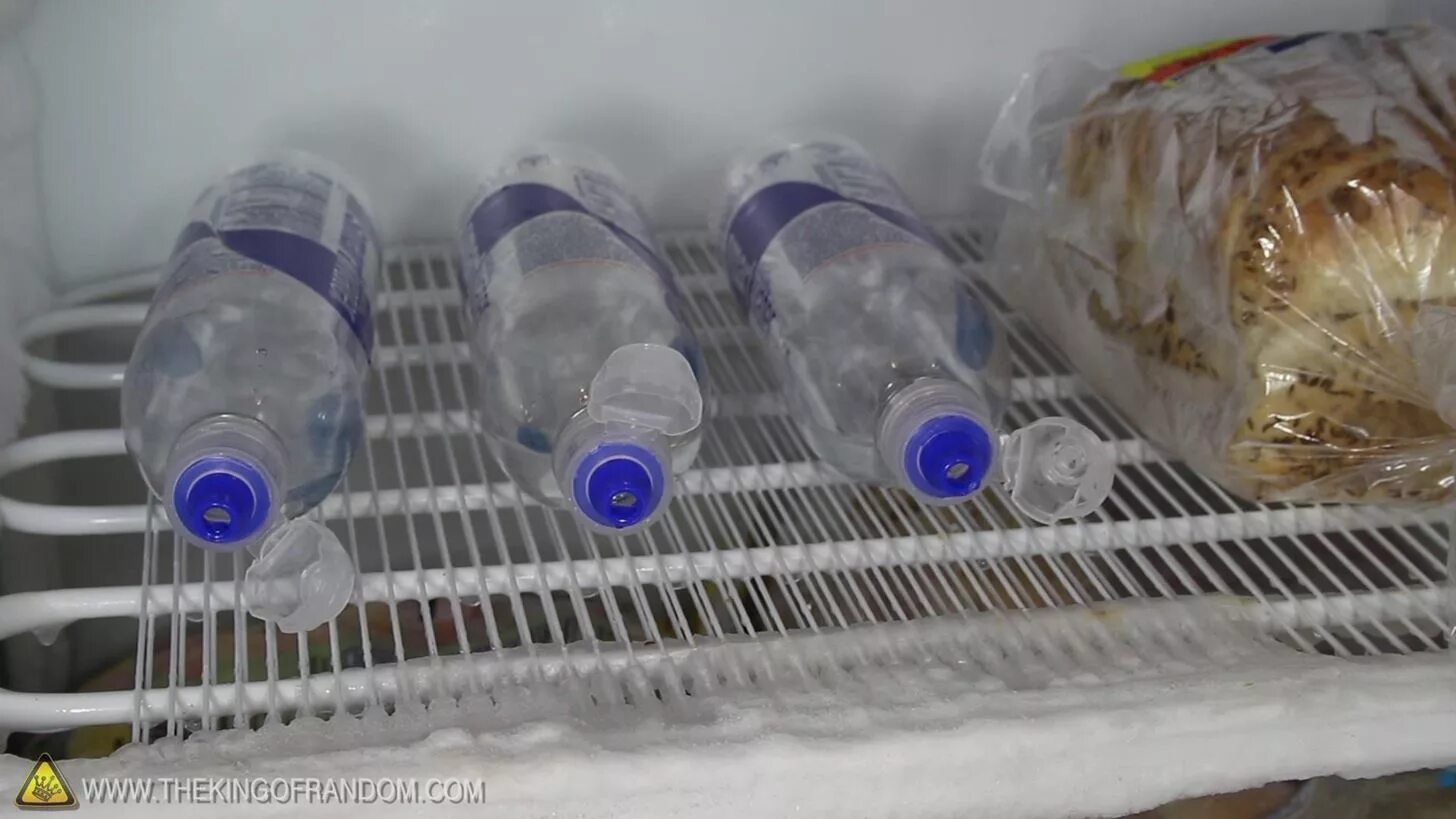 Замерзает вода в холодильнике. Бутылка с водой в морозилке. Замороженная пластиковая бутылка. Пластиковые бутылки для заморозки воды. Замершая пластиковая бутылка в морозилке.