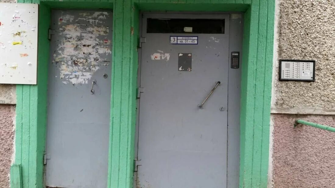 Новые двери в подъездах. Подъездные двери. дверь в подъезд. дверь с домофоном. старые подъездные двери.