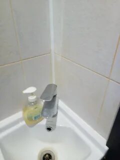 Желтеет затирка