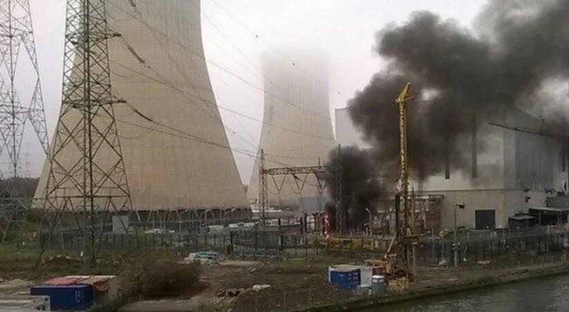 Видео как взорвалась электростанция. Пожар на аэс запорожье. Обстрел запорожской аэс 2022. Видео как взорвалась электростанция. Видео как взорвалась электростанция.