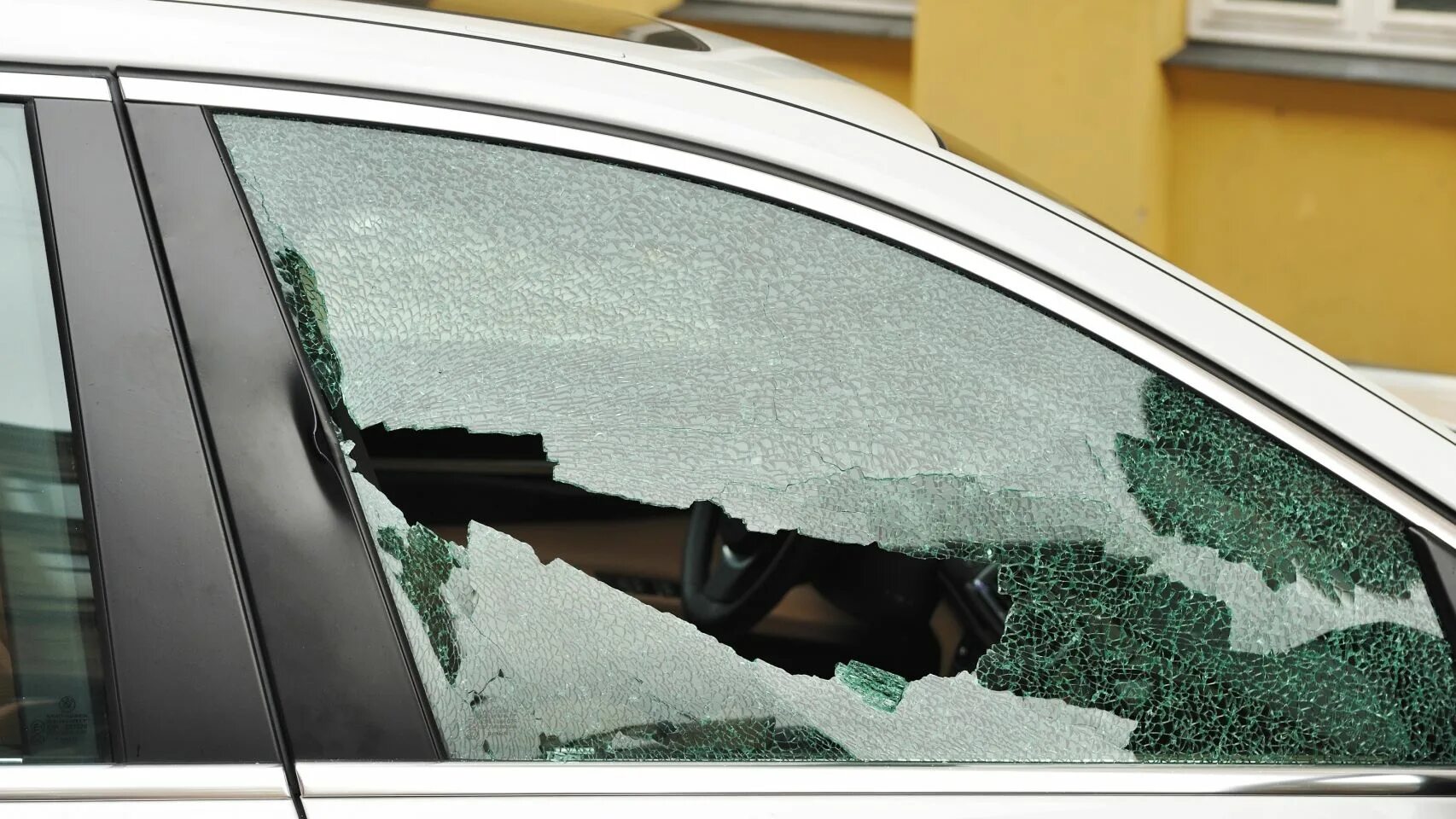 Разбили окно машины. Разбить окно автомобиля. Разбитое стекло авто. Разбитые стекла в машине. Разбитое окно машины.