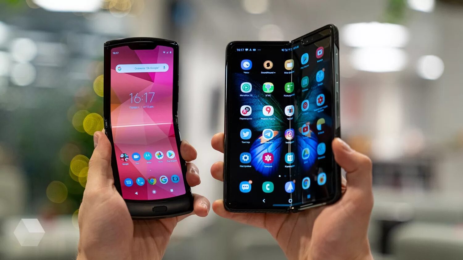 Новый крутой телефон. Samsung Galaxy Fold и Motorola RAZR. Galaxy Fold линза. Топ компактных смартфонов 2023 rozetked. Sony RAZR.