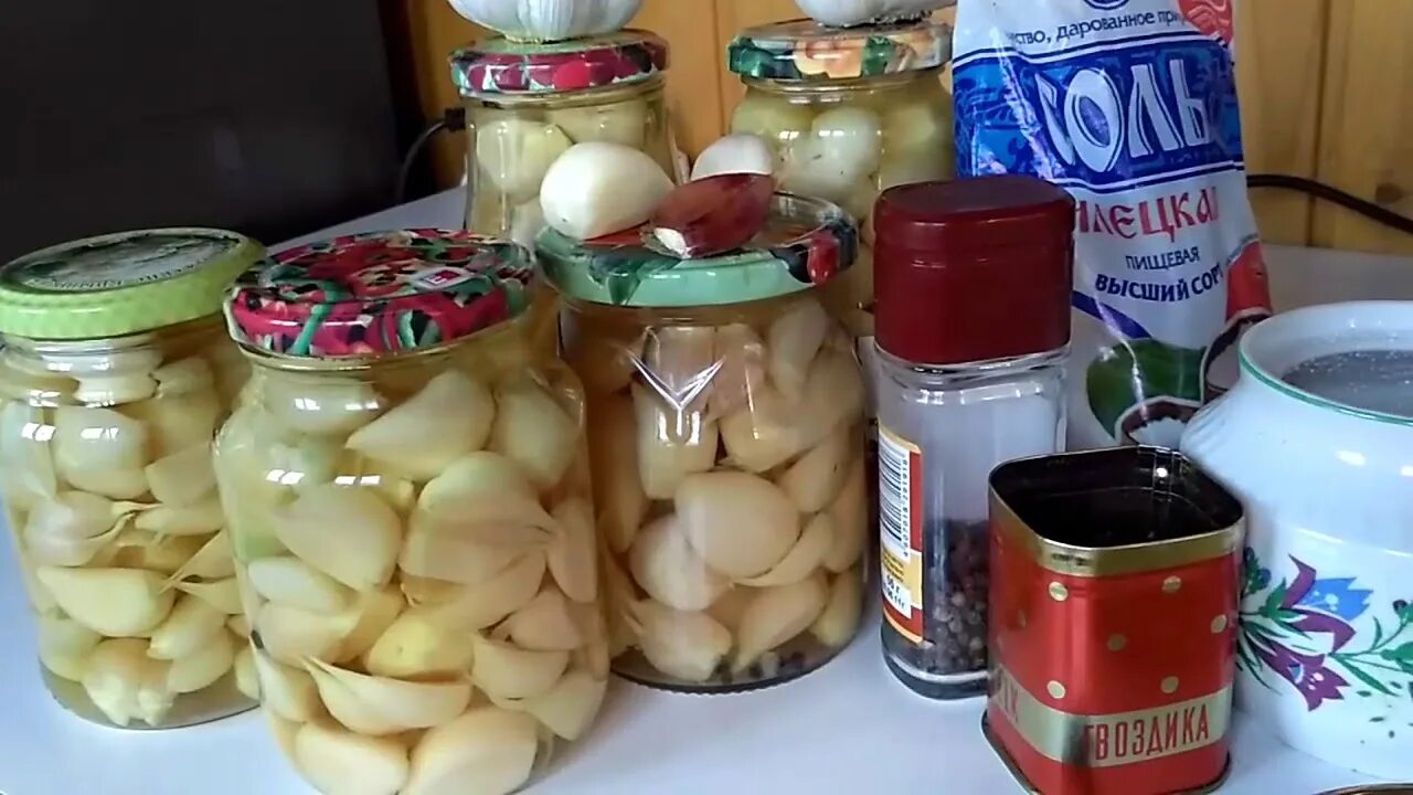 Маринованные чеснок рецепты приготовления на зиму. Маринованный чеснок на зиму. маринованный чеснок в банке. маринованные луковички. чеснок соленья.