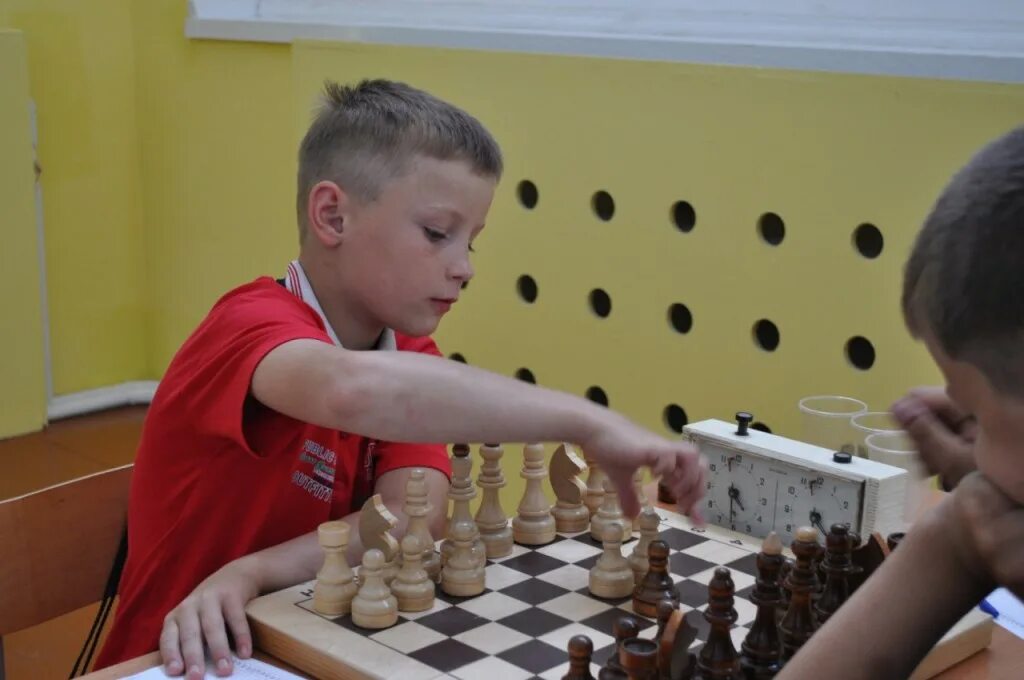 Дети играют в шахматы. Пермский край шахматы. Алтайский край шахматы. Пермский край шахматы. Пермский край шахматы.