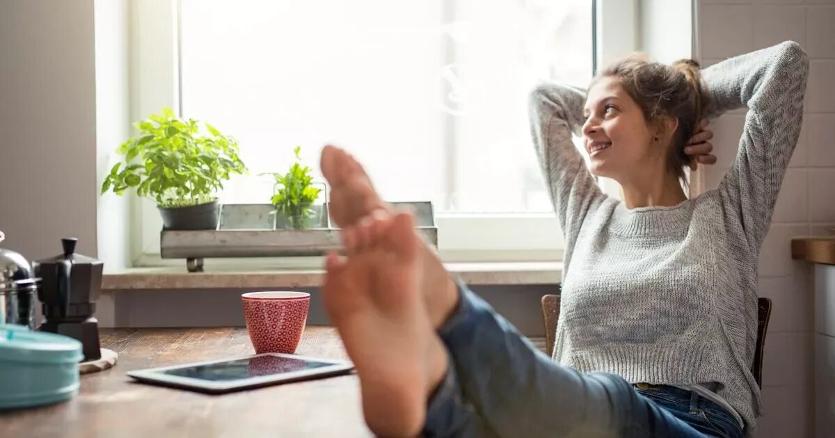 Feet on table. Ноги на столе читать книгу. Feet on the table. Сидит ноги на столе. Feet on the table.