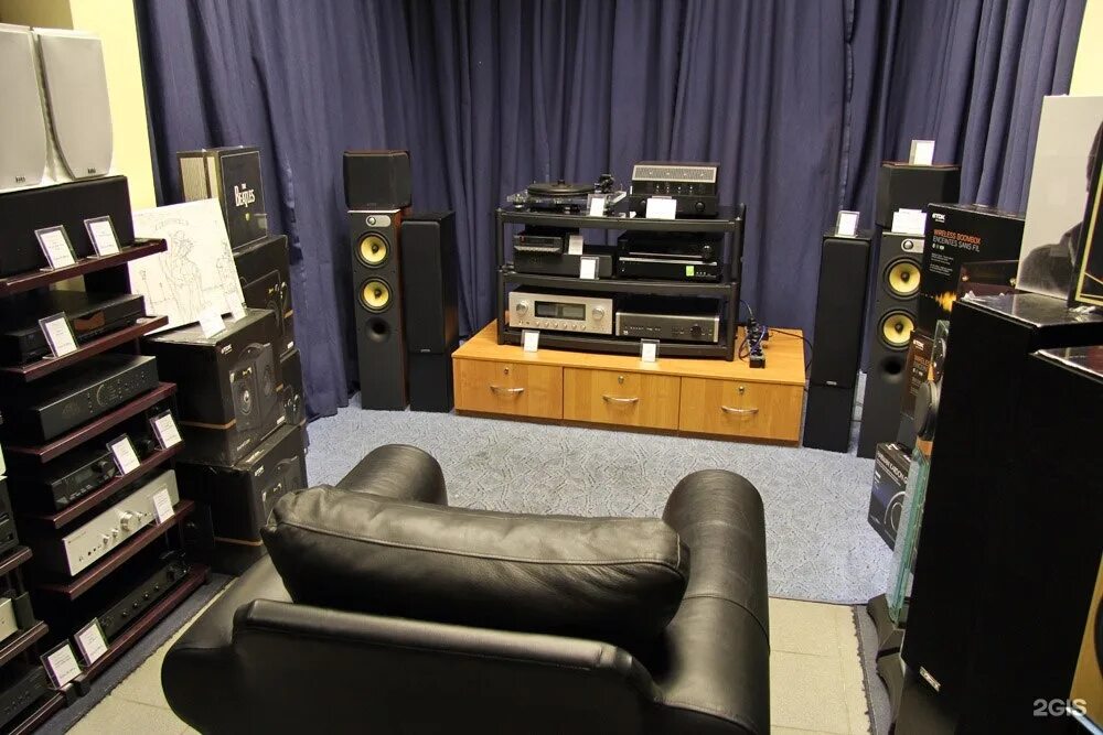 Audio store. Hi fi audio комиссионный магазин. магазин звуковой аппаратуры. комната для аудиоаппаратуры. магазин аудио-видео техники.