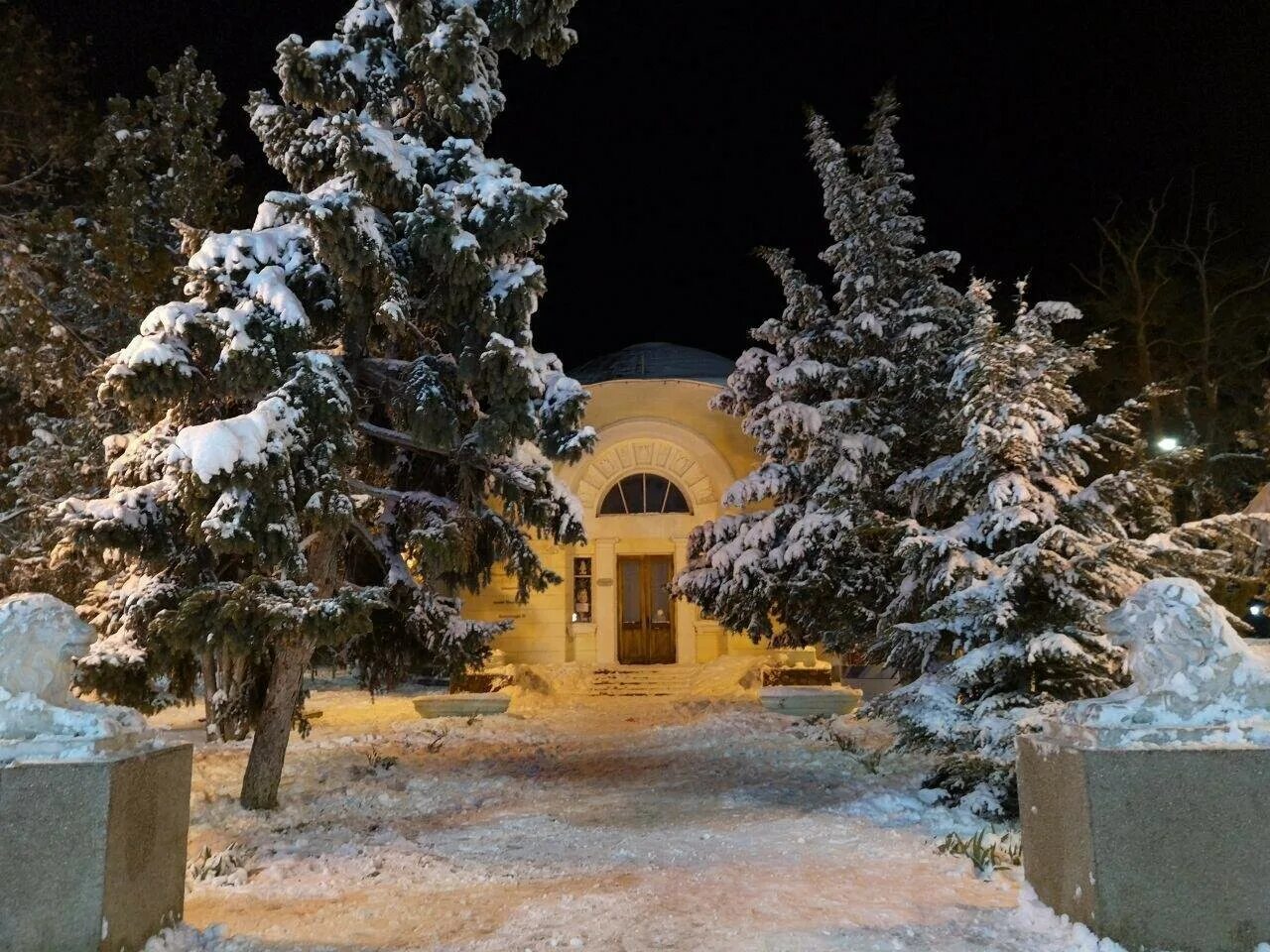 набережная евпатории зимой. праздничная новогодняя евпатория. куда сходить в евпатории зимой. евпатория крым зимой. евпатория снег.