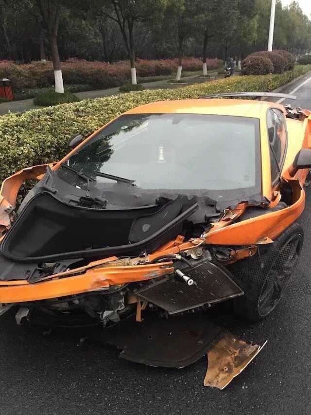 Ламборджини Хуракан Разбитая. Разбитый Ламборгини Хуракан. Lamborghini Huracan оранжевый авария.