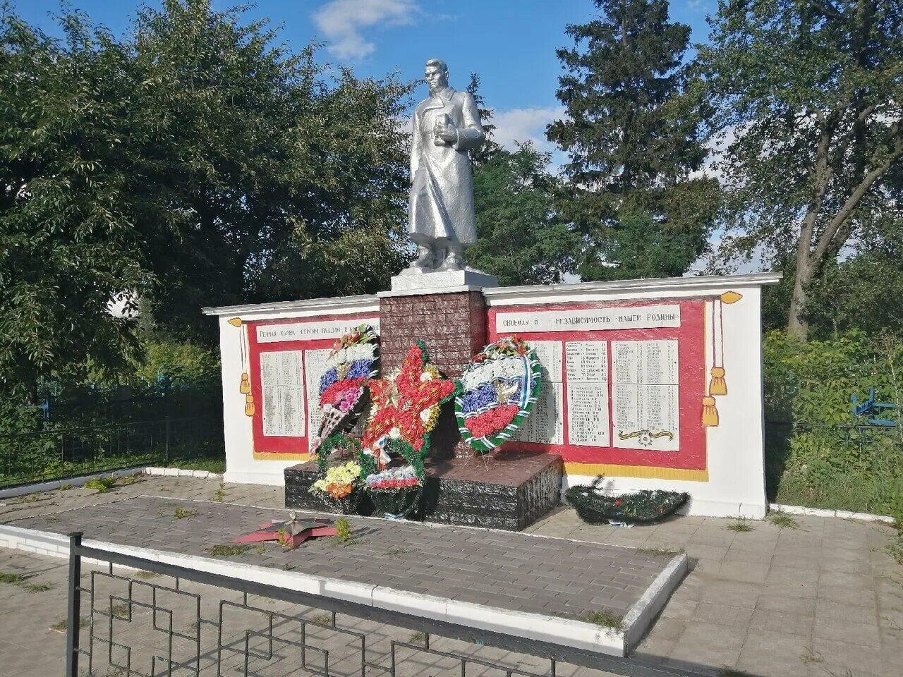 Памятники поселка коренево курская. Братские могилы мемориал курск. Братские могилы курская область. Памятники поселка поныри. Курская братская могила.