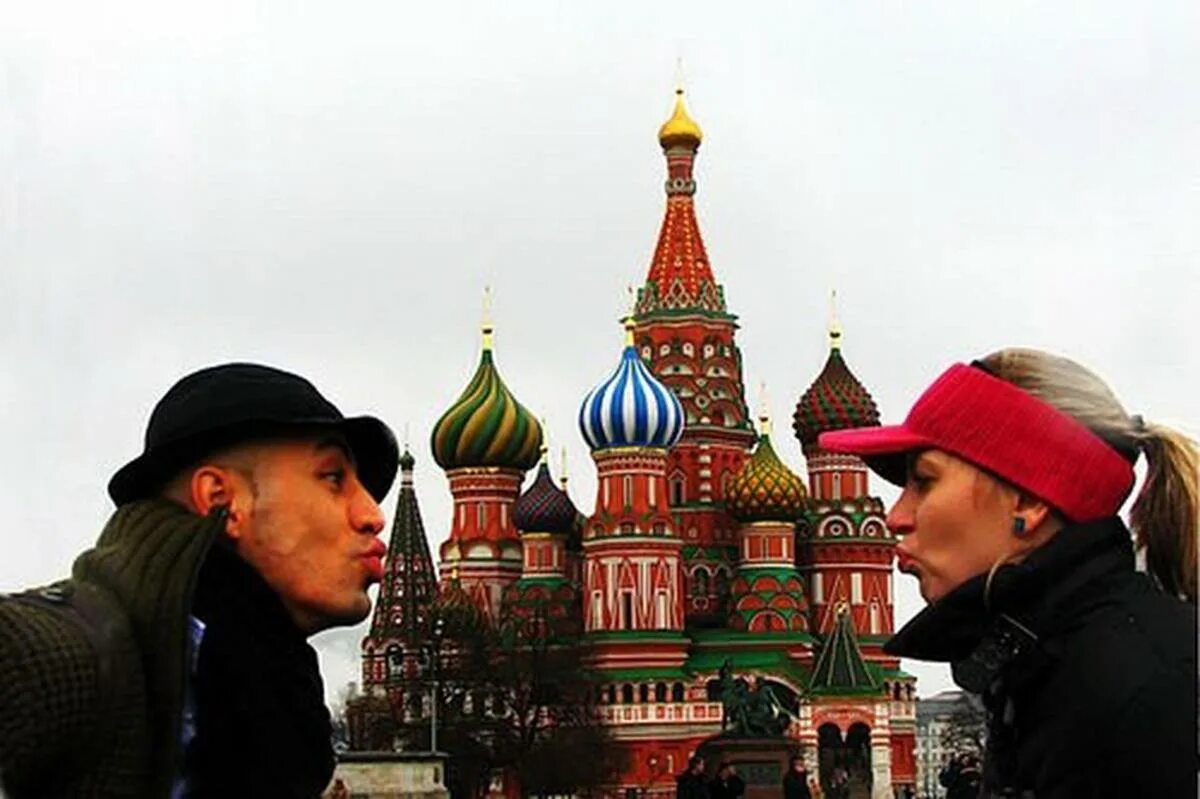 Иностранный россия. Иностранцы в Москве. Иностранцы на красной площади. Американские туристы в России. Иностранцы едут в Россию.