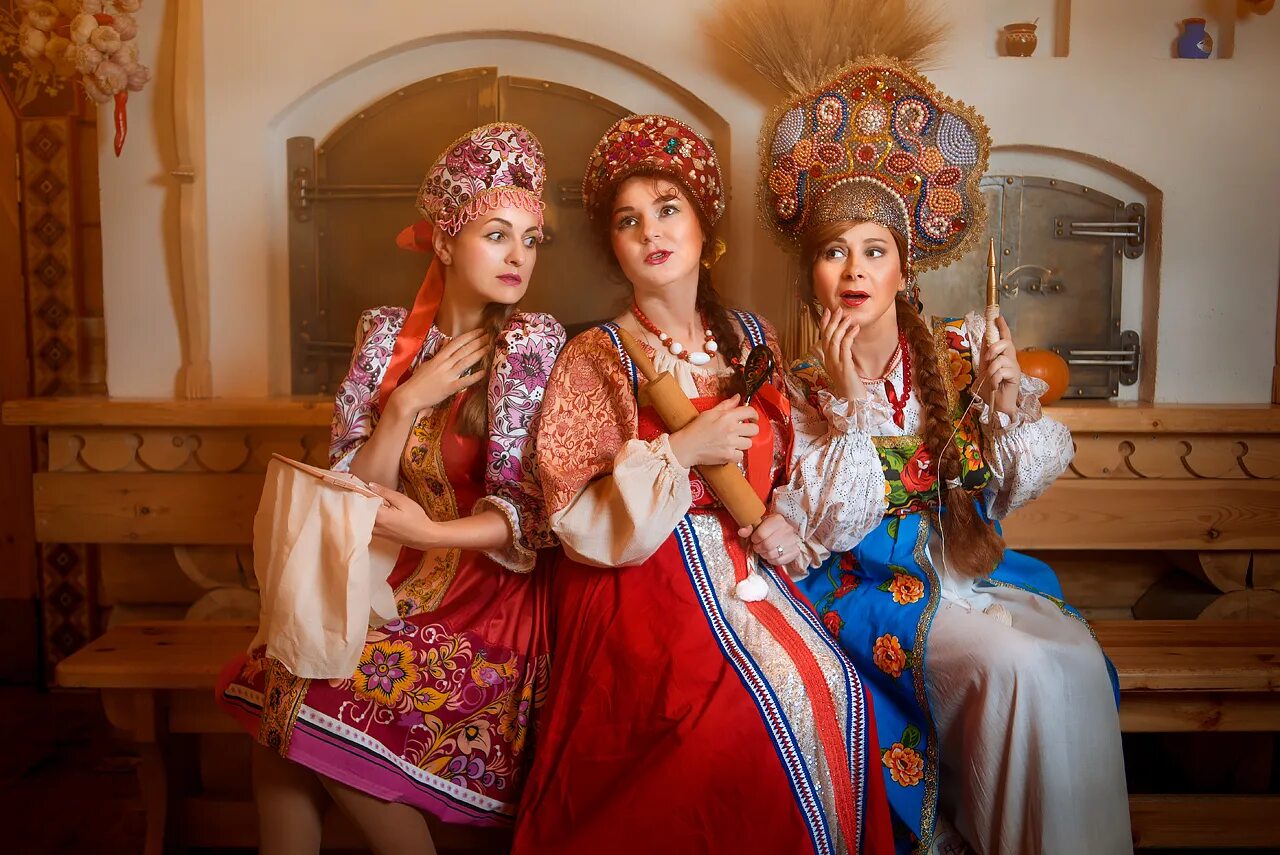Русские картинки. Девушка в кокошнике. Красивые русские костюмы. Три девицы в кокошниках. Русские девушки в кокошниках.