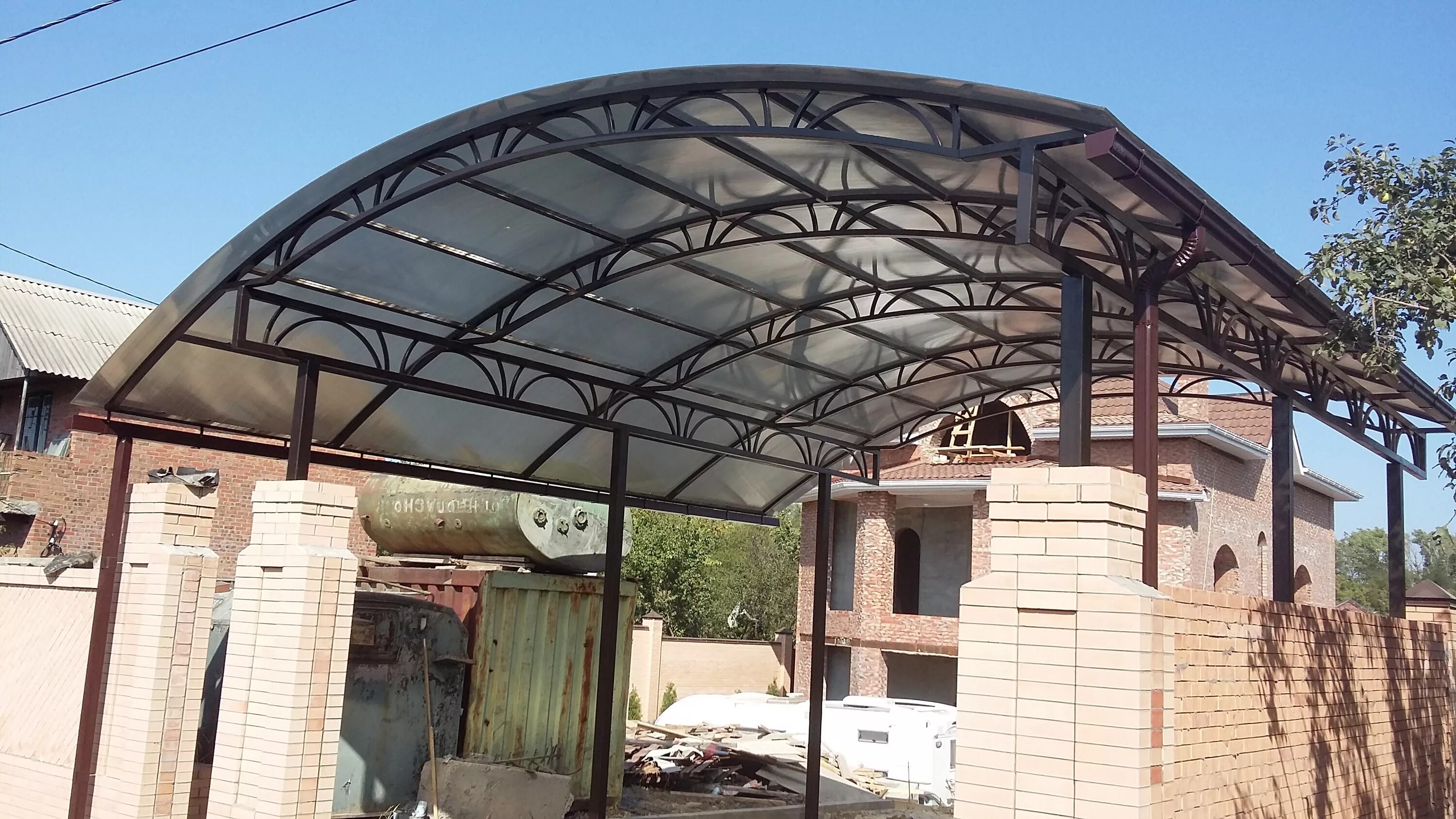 Арки для навеса. Арочный навес. Навесы для дачи из металла к дому. Арки для навеса. Арка навес.