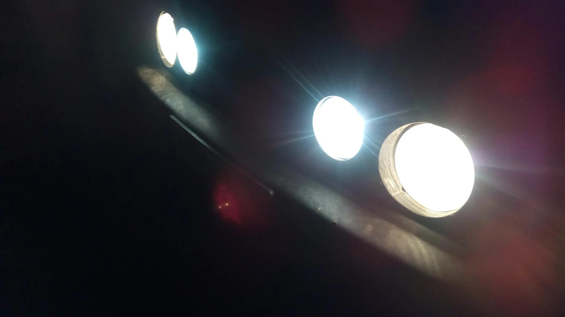 Логан 2 свет фар. Дальний свет калина. Свет фар. Свет дальнего света фар. Фары светят криво.