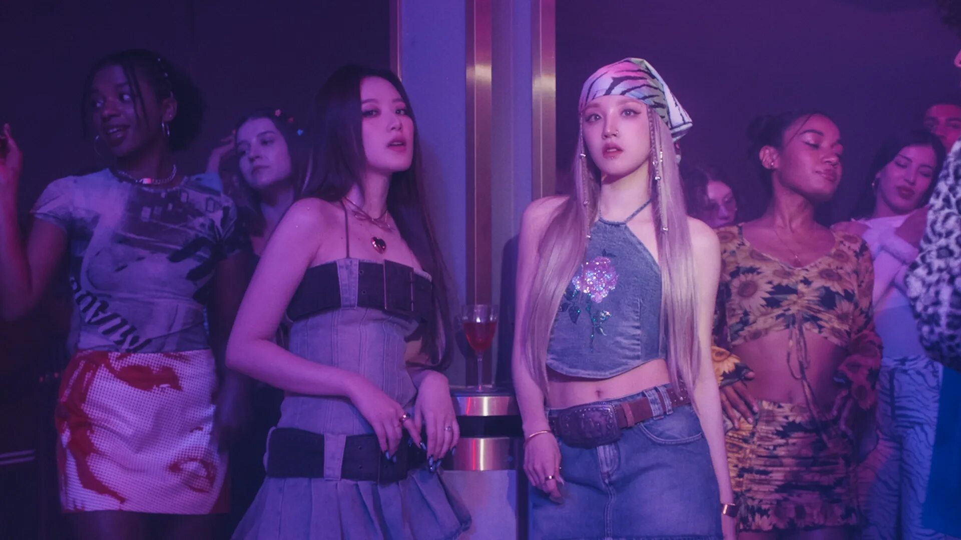 Соён эра квинкард. Queencard клип. Queencard клип. Песня queencard gidle. G i-dle queencard.