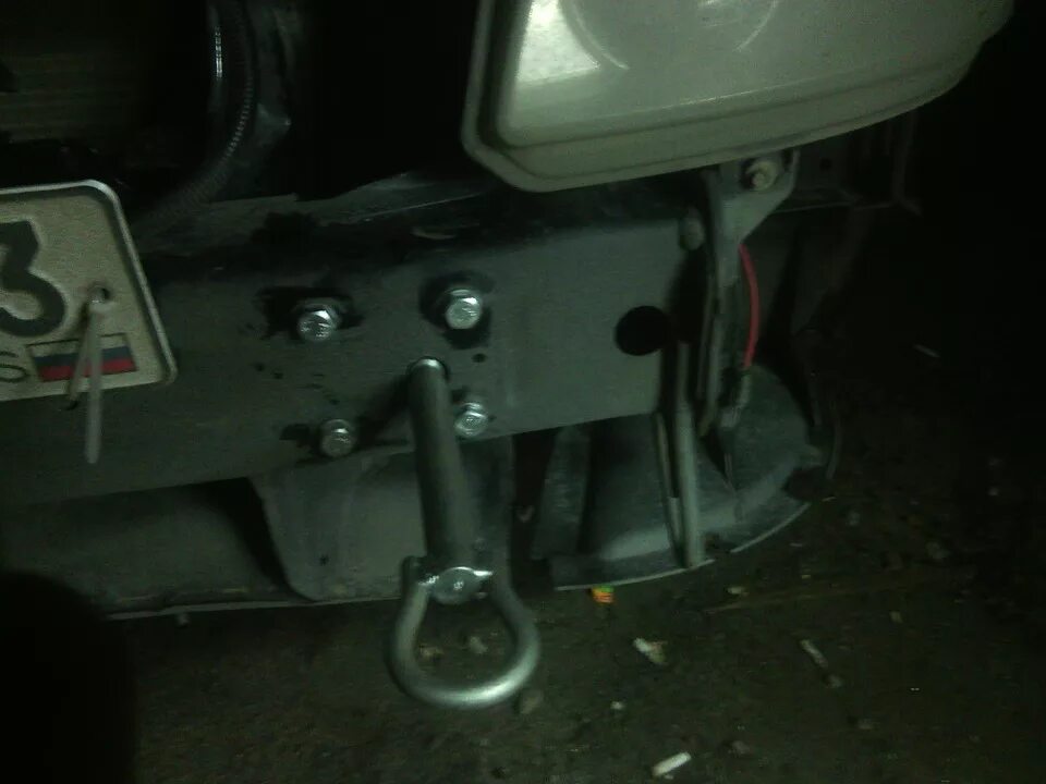 Крюк на приоре. Крюк буксировочный 2170. Крепление крюка приора 2. Буксировочный крюк приора 2. Крюк на приоре.