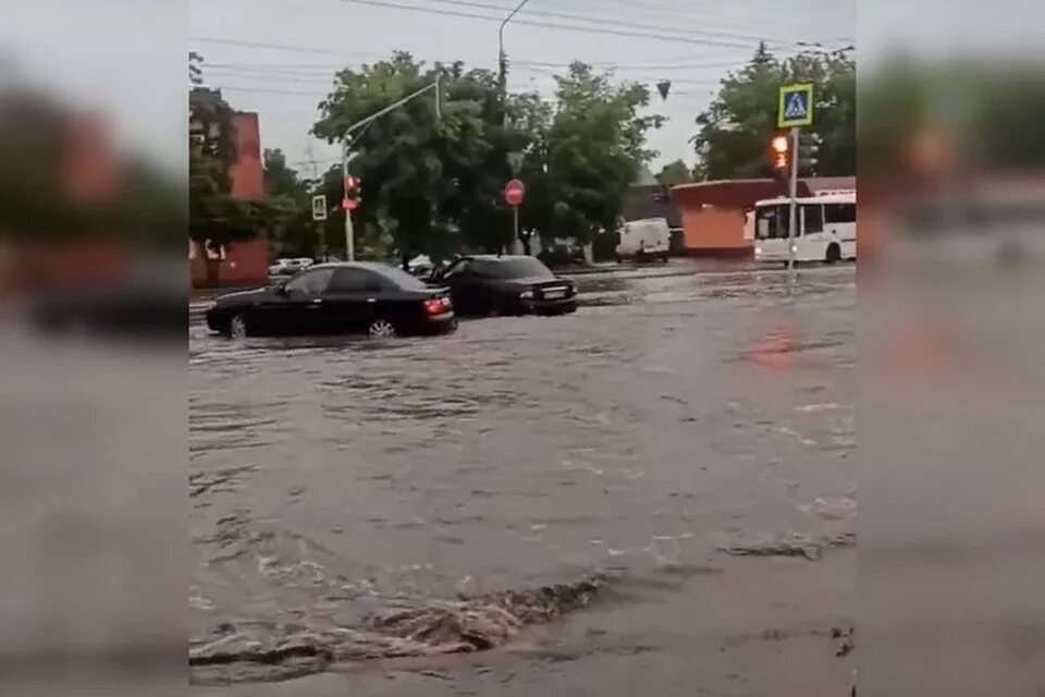 После не так давно прошедшего дождя. Потоп Уфа 2017. Потоп в Уфе. Дождь в Уфе. Затопило улицу.