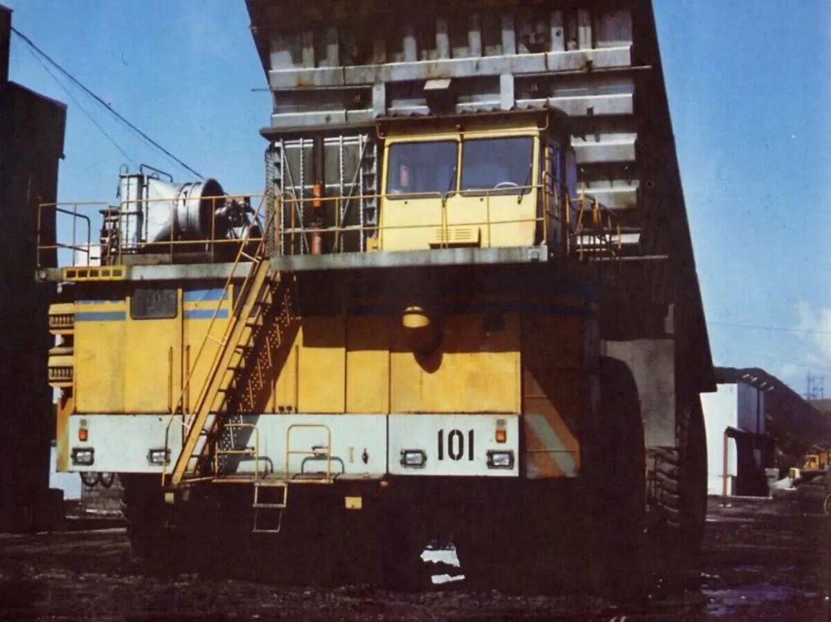 Белаз история. Белаз-75501. белаз 7550. белаз-75501 1990. белаз 280 тонн.