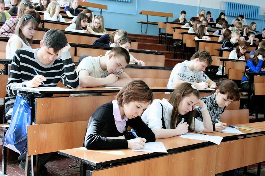 Студент средне специального учебного заведения. Средние профессиональные учебные заведения. студент в университете за партой. класс в колледже. учеба в колледже.