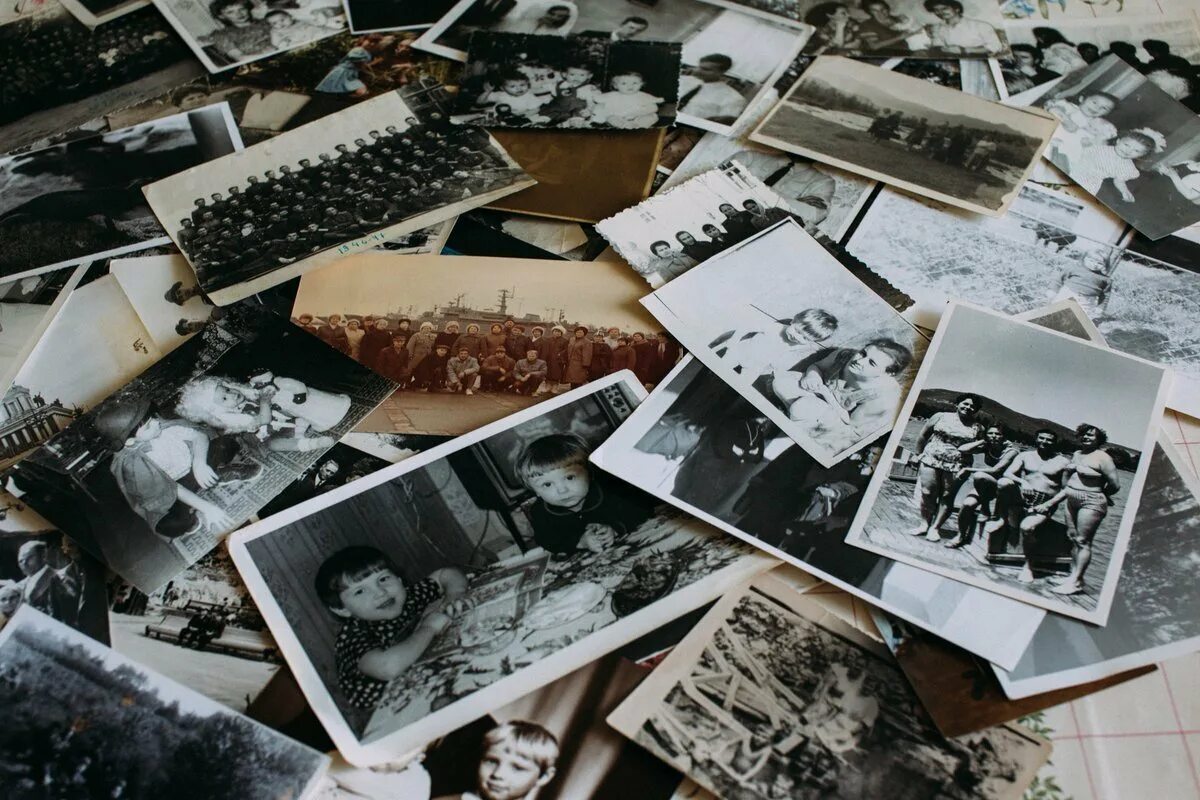 День старых фотографий. Воспоминания фото. Старая фотокарточка. Фотоальбом для старых фотографий. Много старых фотографий.