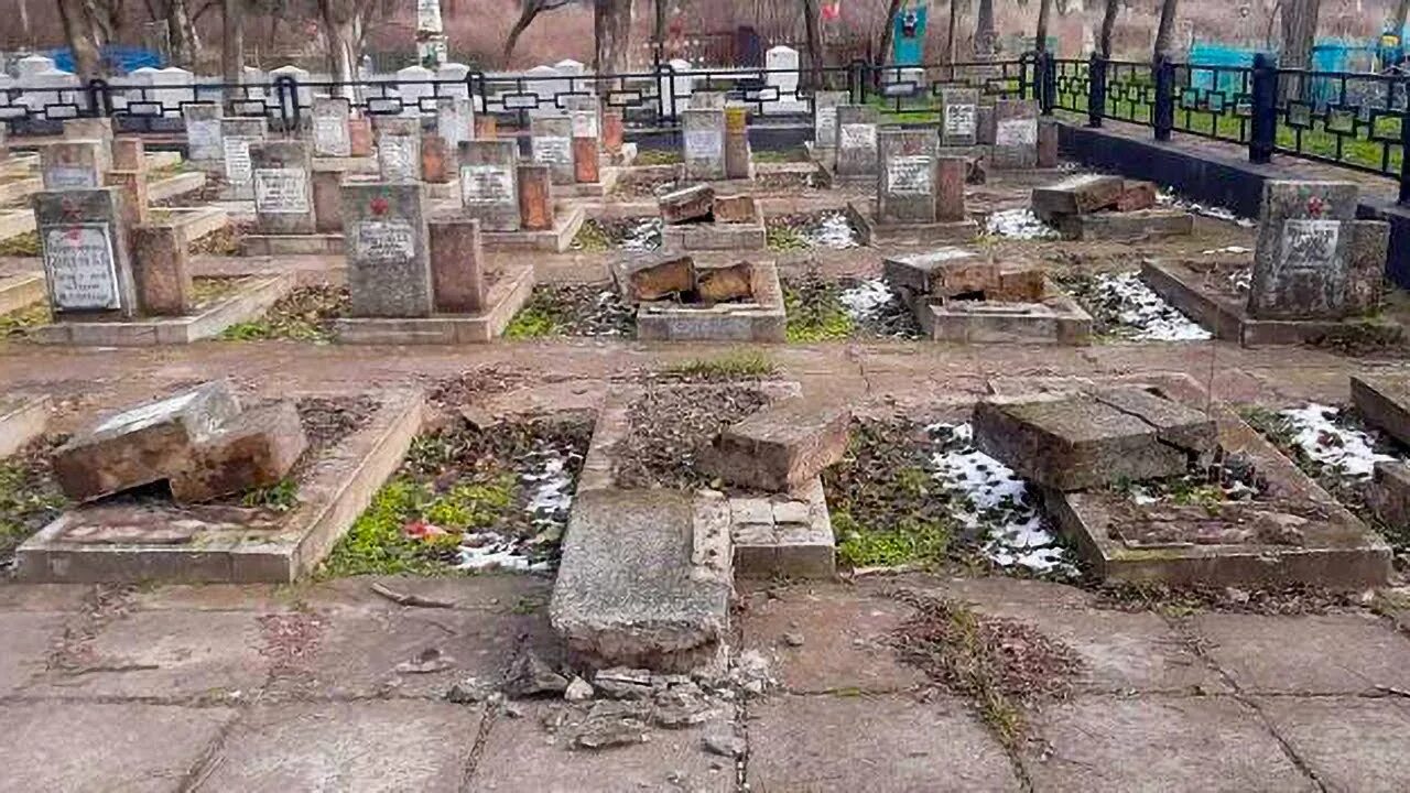 Братские могилы солдат вов. Братская могила днепропетровская обл. Днепропетровская область могилы. Братские могилы украины. Памятник братская могила.