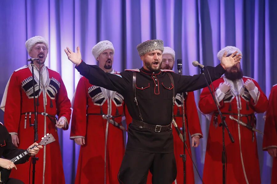 Ступаченко поющие гитары. Валерий ступаченко. Вокалист поет. Человек с микрофоном. Певец с микрофоном фото.