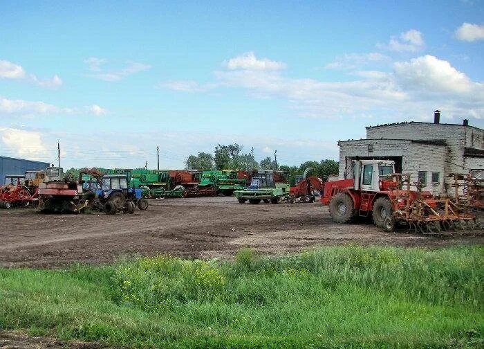 Село тракторное. Машинный двор совхоза. Машинно-тракторный парк хозяйства. Трактор колхоз.