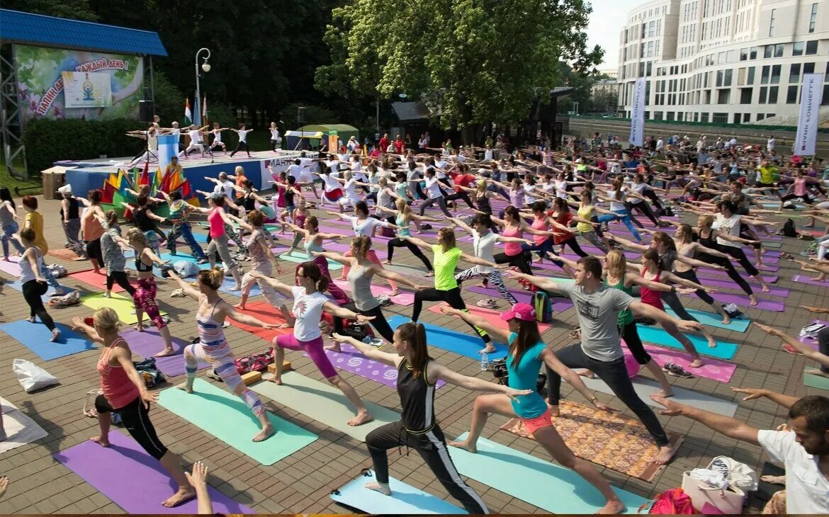 Международный день йоги картинки. Международный день йоги (international yoga day). 21 июня день йоги. День йоги 2022. 21 июня международный день йоги.